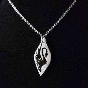 Iridescent white pearl necklace with a small silver chain